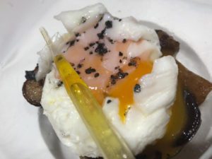 huevo con patatas y aceite de trufa
