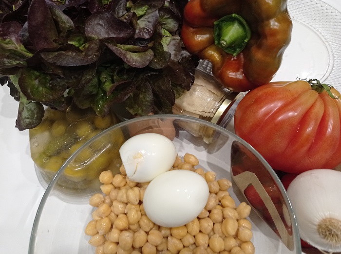 ingredientes para ensalada de garbanzos con vinagreta y atún