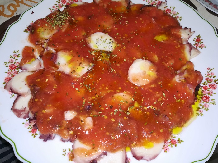 pulpo con tomate rallado