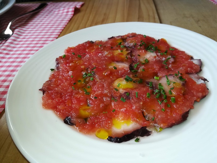 Pulpo con tomate y aceite de oliva