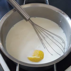hervir la leche con cascara de limon