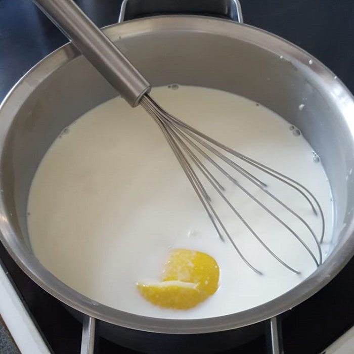 Hervir leche con ralladura de limón