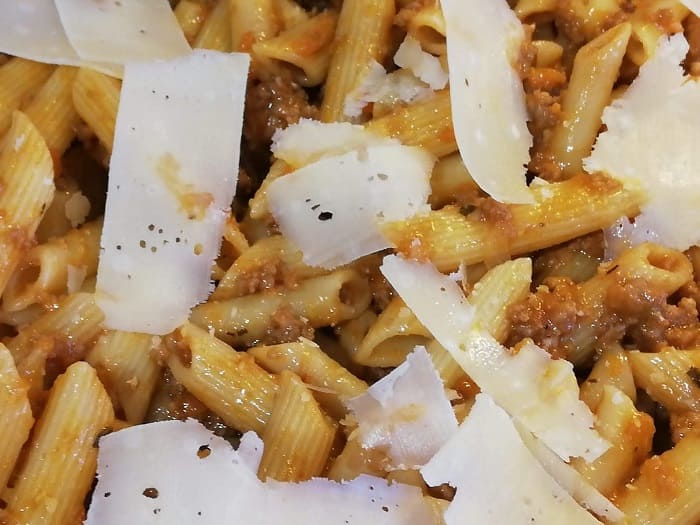 Macarrones con salsa boloñesa y queso