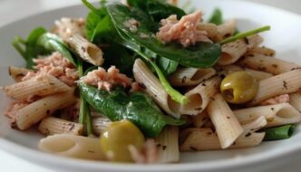 macarrones de espelta con espinacas en ensalada