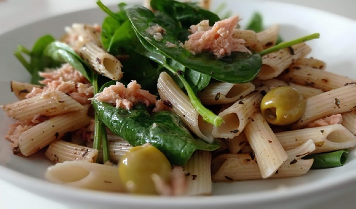 macarrones de espelta con espinacas en ensalada