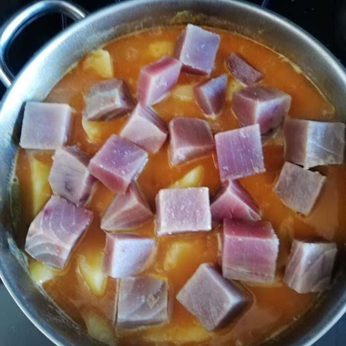 añadir atun al guiso para hacer marmitako