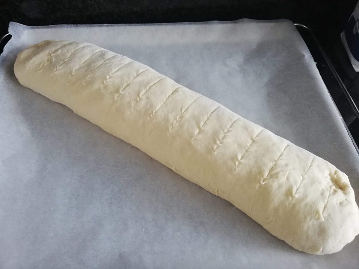 Barra de pan de torrijas preparada para el horno