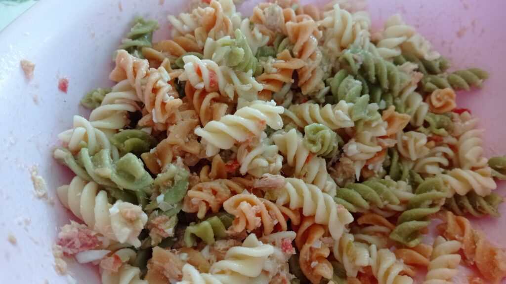 pasta con picada de tomate, atún, cebolleta y huevo duro