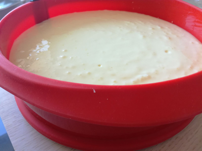 preparando tarta de queso