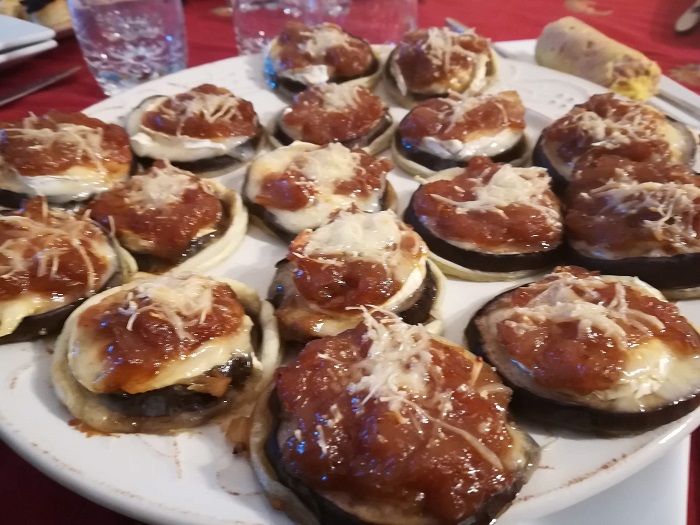 Montaditos de berenjena y queso de cabra con cebolla caramelizada