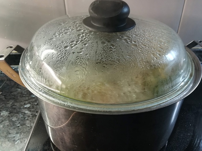 olla de caldo de verduras