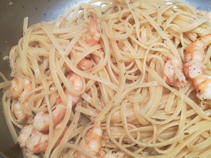 olla de pasta con langostinos