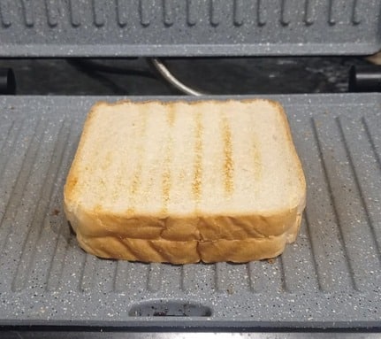 pan de molde tostado con york y queso en grill
