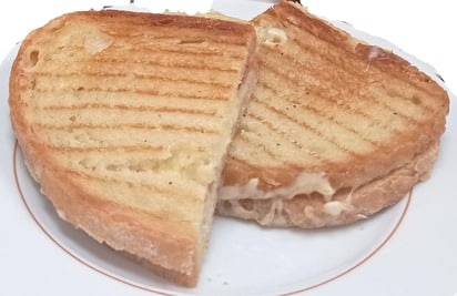 pan tostado con jamon york y queso