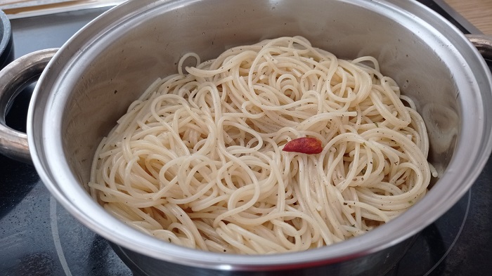 espaguetis con aceite, ajo y guindilla