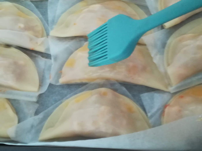 Con un pincel extiende huevo sobre las empanadillas