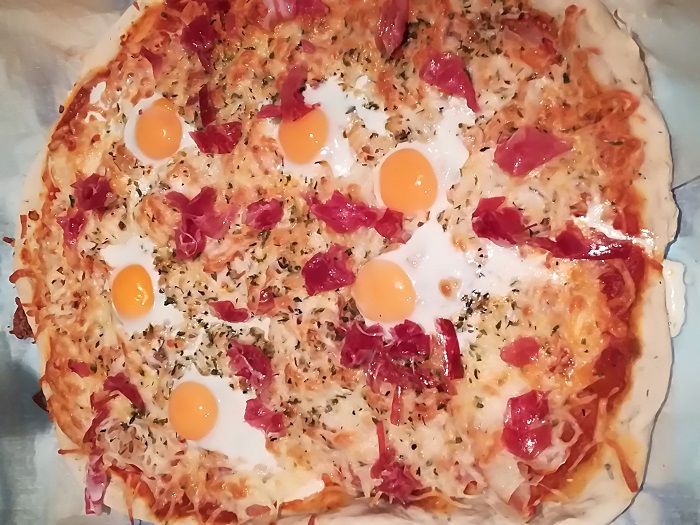 pizza con huevos de codorniz y jamón serrano