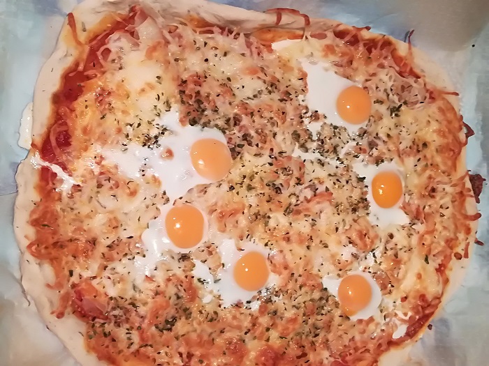 pizza casera con huevos