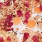 porción pizza de jamon serrano y huevos de codorniz