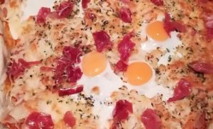 porción pizza de jamon serrano y huevos de codorniz