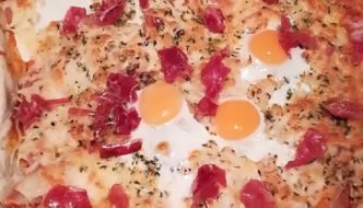 porción pizza de jamon serrano y huevos de codorniz