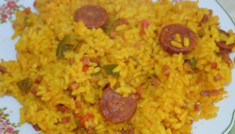 arroz amarillo con chorizo y jamón