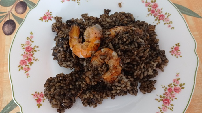 plato de arroz negro con gambas peladas