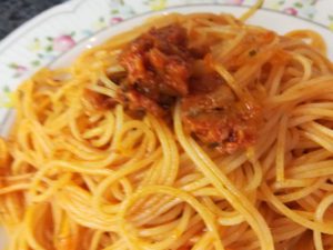 espaguetis con chorizo cebollita y tomate