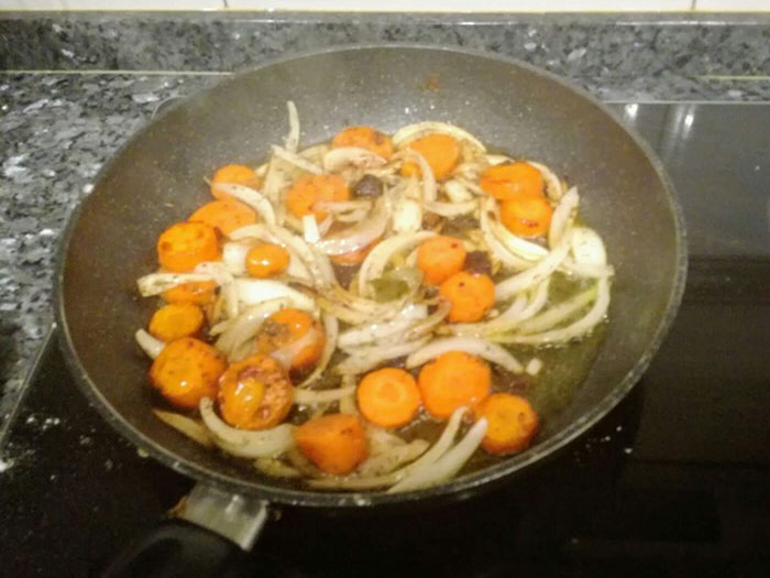 pochar cebolla y zanahoria