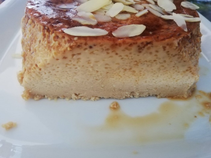 una racion de flan de turron blando