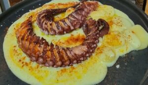 pulpo a la gallega con cremoso de patata