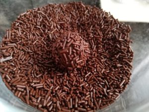rebozando trufas de chocolate caseras