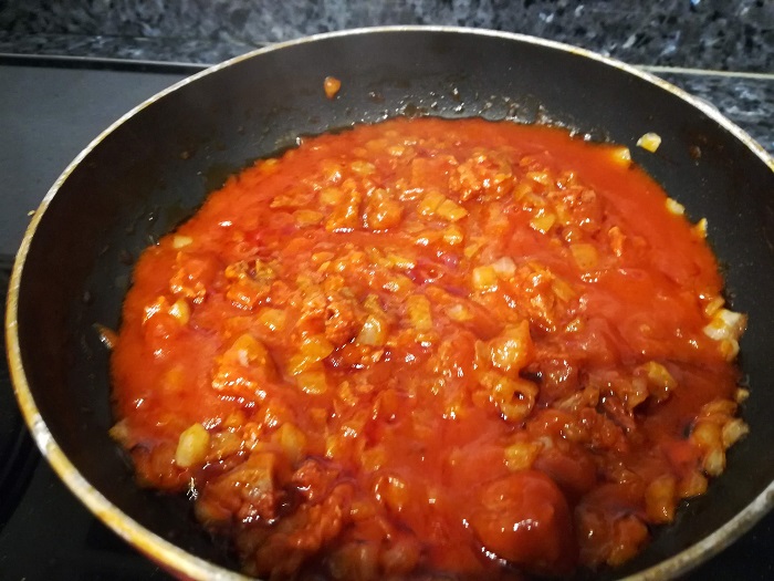 salsa de tomate con cebolla y chorizo