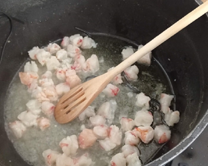 Sofrito de gambas, cebolla, ajo y vino blanco