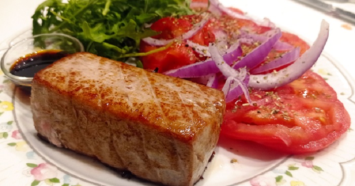 tataki de atún con ensalada