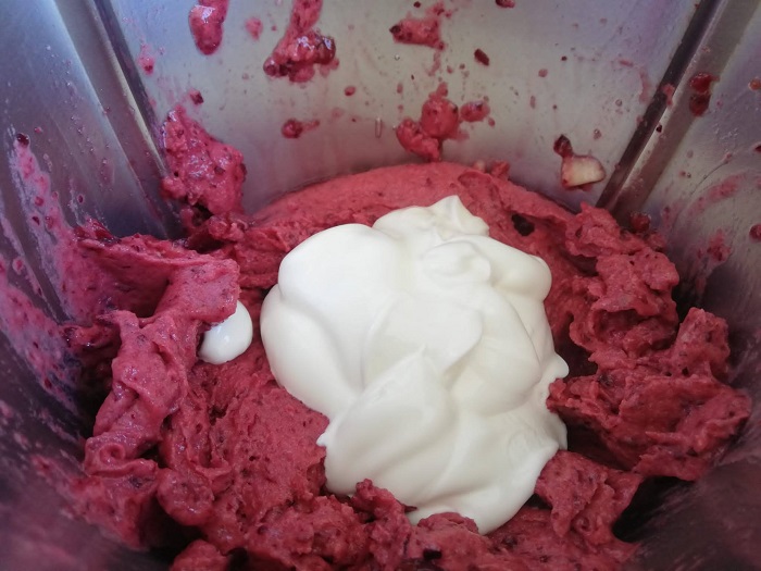 mezcla platano y cereza congelados con yogur