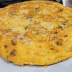 Tortilla choricera con pimiento y cebolla