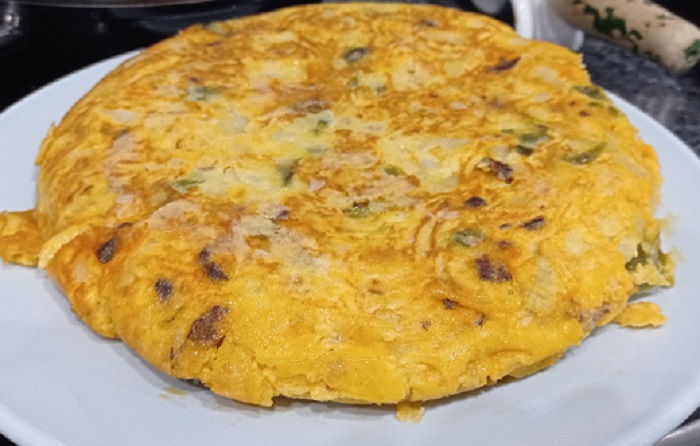 Tortilla choricera con pimiento y cebolla