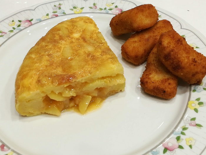 tortilla de patatas con croquetas