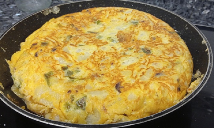 tortilla de patatas chorizo pimiento y cebolla