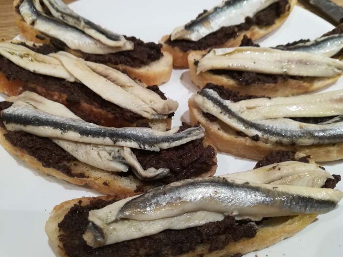 pan con boquerones en vinagre untado con olivada