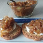 canapé de queso brie con cebolla caramelizada