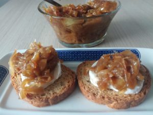 canapé de queso brie con cebolla caramelizada