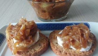 canapé de queso brie con cebolla caramelizada