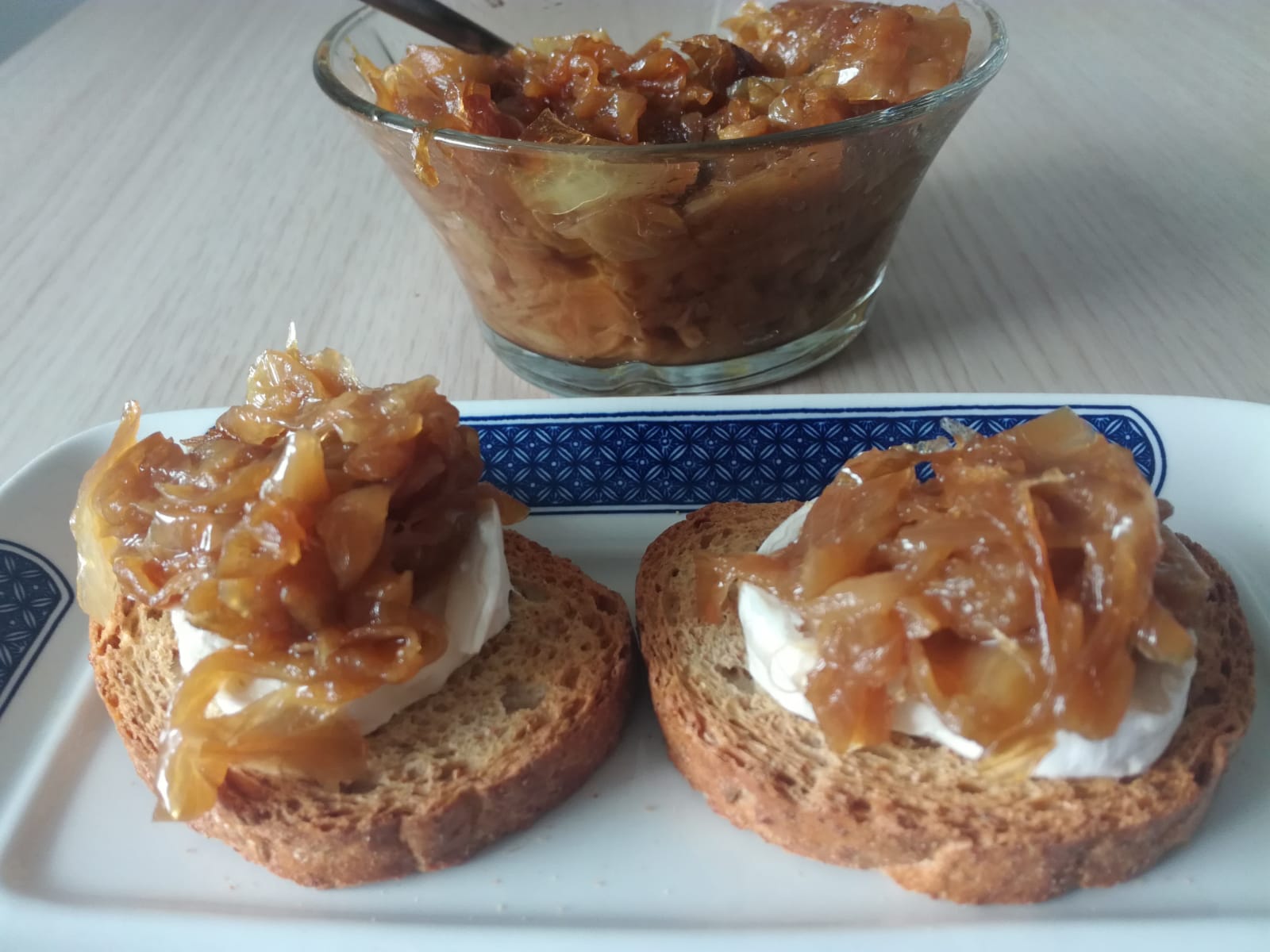 canapé de queso brie con cebolla caramelizada