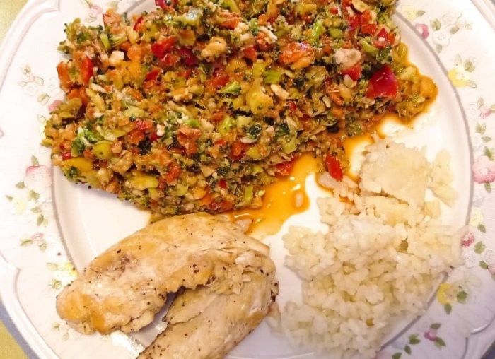 brocoli, pimiento, manzana, frutos secos con arroz y pollo