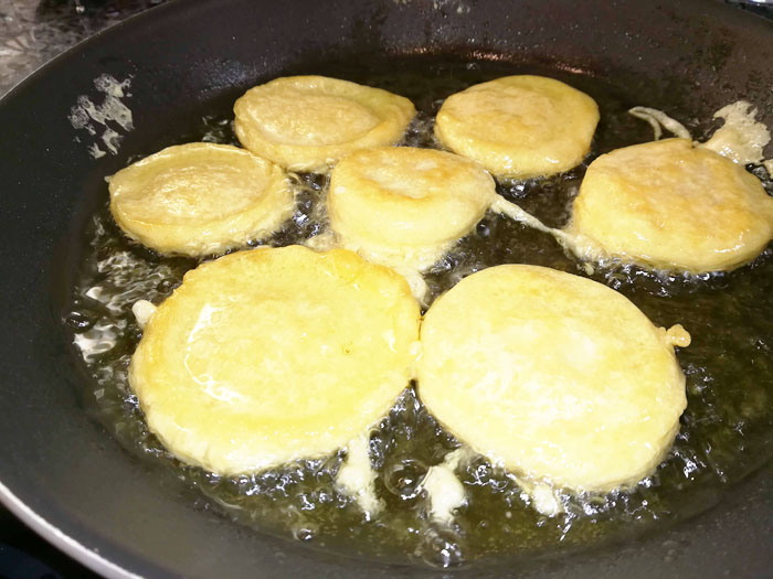 dar la vuelta a los buñuelos