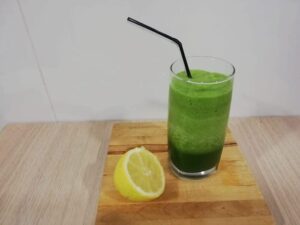 Bebida detox de manzana y acelgas